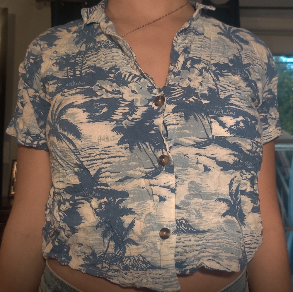 Hollister Hawaiian Shirt Womens XSize Small Rayon Multicolor Floral Crop top